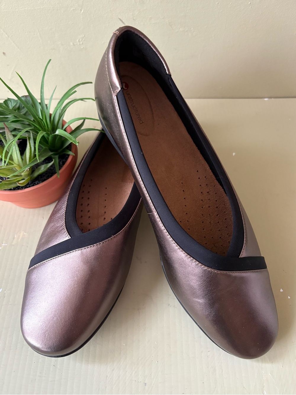 Clarks Metallic Bronze Flats Black Trim Sz 11